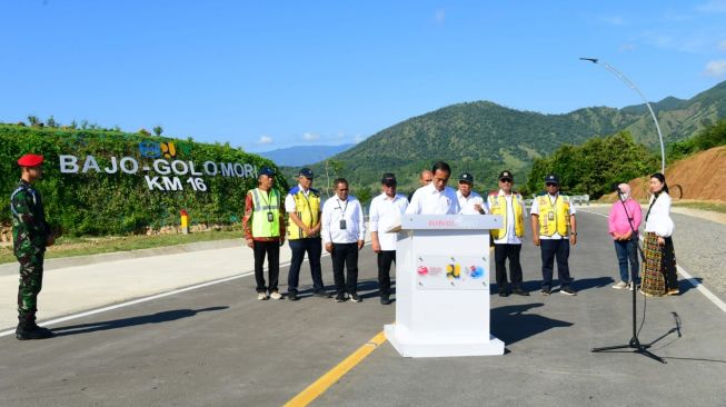 Presiden Joko Widodo atau Jokowi meresmikan Jalan Akses Labuan Bajo-Golo Mori, Kabupaten Manggarai Barat, Nusa Tenggara Timur, Selasa (14/3/2023). (Muchlis Jr - Biro Pers Sekretariat Presiden)