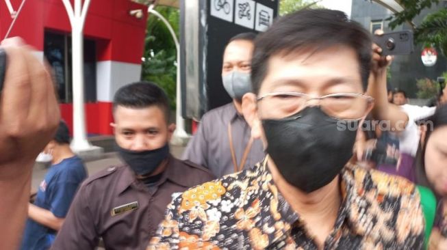 Dicegat Wartawan usai Harta Kekayaan Diperiksa KPK, Pejabat Pajak Wahono Saputro Pilih Ngacir Naik Mobi Berpelat Merah