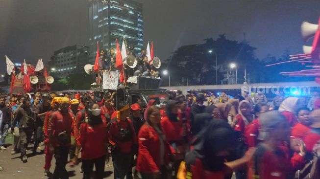 Sempat Ogah Bubar, Massa Buruh Akhirnya Tinggalkan Depan Gedung DPR RI