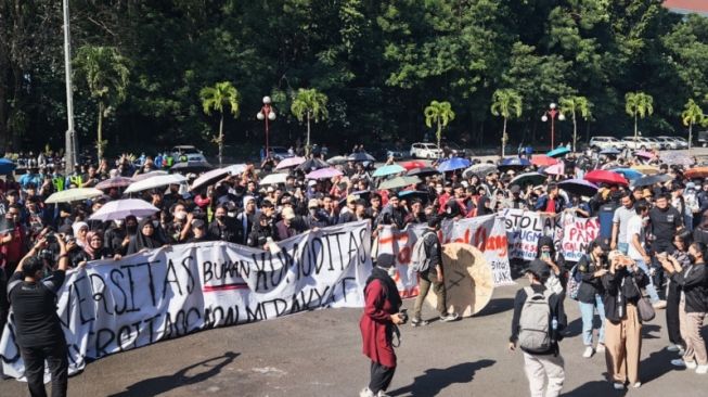 Tolak Uang Pangkal, Ratusan Mahasiswa UGM Unjuk Rasa