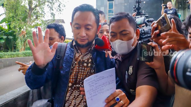 Kepala Bea dan Cukai Makassar Andhi Pramono (tengah) usai menjalani pemeriksaan di Gedung Merah Putih KPK, Jakarta Selatan, Selasa (14/3/2023). [Suara.com/Alfian Winanto]