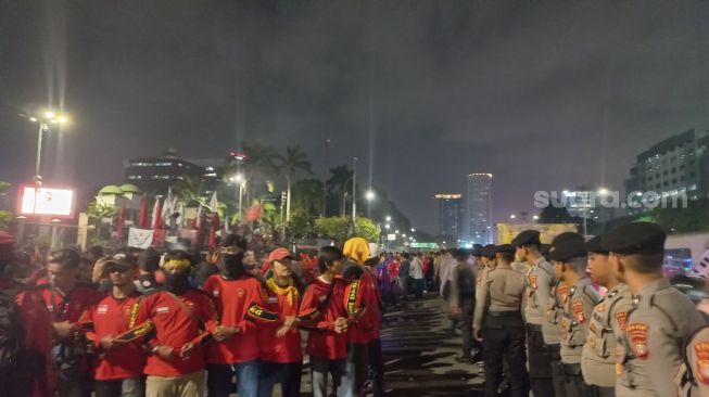 Tolak Imbauan Pulang, Massa GEBRAK Masih Bertahan di Depan Gedung DPR