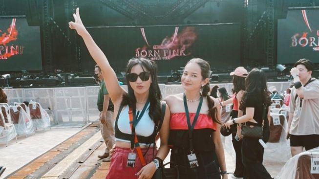  Gaya Seleb Pakai Crop Top di Konser BLACKPINK (Instagram/@hestipurwadinata)