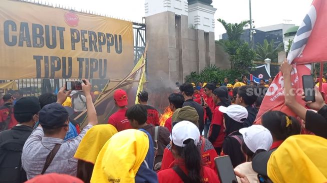 Memanas! Massa GEBRAK Lempar Balok Kayu, Botol hingga Batu ke Arah Gedung DPR