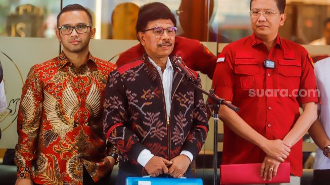 Menteri Komunikasi dan Informatika (Menkominfo) Johnny G Plate (tengah) memberikan keterangan usai menjalani pemeriksaan sebagai saksi di Kejaksaan Agung, Jakarta Selatan, Rabu (15/3/2023). [Suara.com/Alfian Winanto]