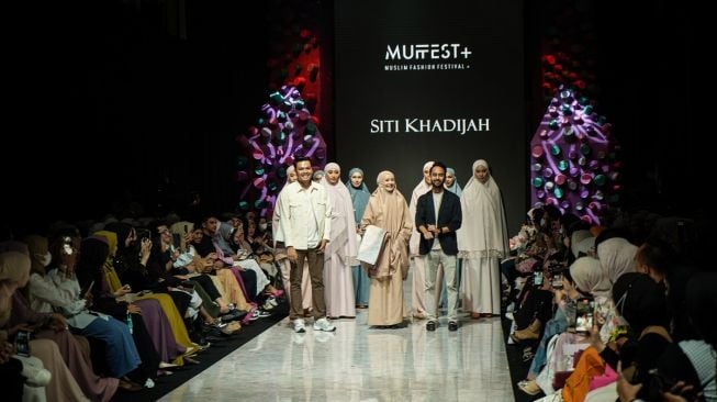 Di ajang MUFFEST+ 2023, Siti Khadijah menampilkan 9 koleksi mukena terbaiknya menyambut Ramadan dan dihadiri oleh Firdaus (COO Siti Khadijah), Dhatu Rembulan (Brand Ambasador Siti Khadijah) yang tampil sebagai muse di runway MUFFEST, dan Muhammad Mukhlis Aminuddin (CEO Siti Khadijah). (Foto: Dok. Siti Khadijah)