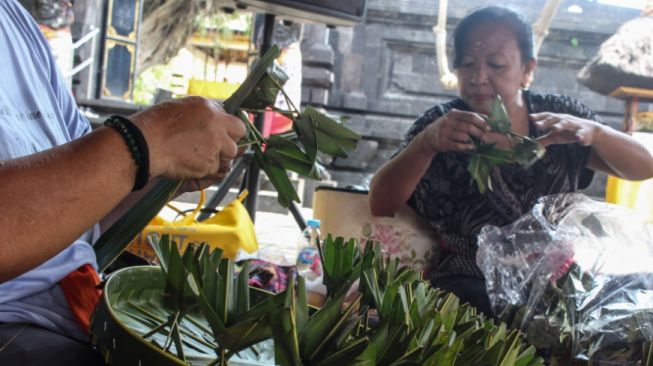 Serba-serbi Perayaan Nyepi di Surabaya, Saat Para Sarti Siapkan Sesajen Melasti