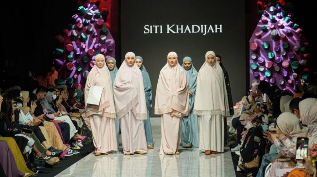 Siti Khadijah menampilkan 9 koleksi mukena terbaiknya menyambut Ramadan di ajang MUFFEST+ 2023, pada Rabu (8/3/2023). (Foto: Dok. Siti Khadijah) 