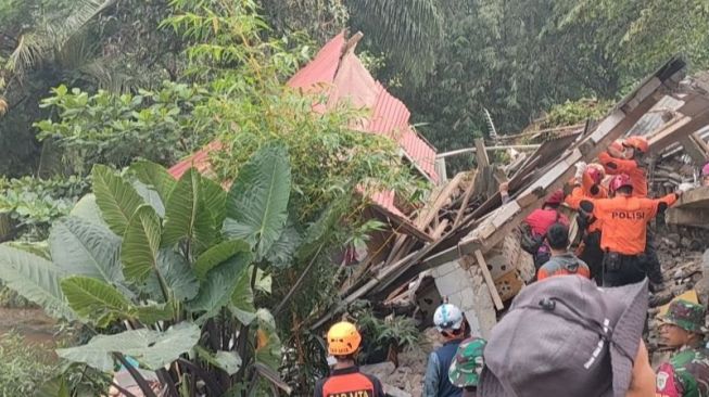 Tim Gabungan Cari 4 Korban Longsor di Empang Bogor, BPBD: Belum Terlihat Tanda...