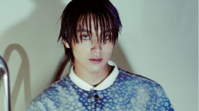 Serba Denim, Haechan NCT Tampil Karismatik di Cover Majalah Arena Homme+