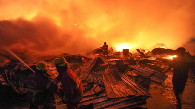 Kebakaran Hebat Landa Pabrik Rongsokan dan Rumah-rumah Petak Warga Surabaya