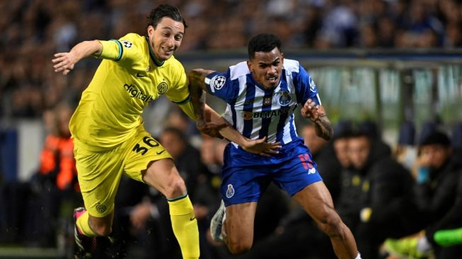 Penyerang FC Porto asal Brasil Galeno (kanan) bersaing dengan bek Inter Milan asal Italia Matteo Darmian selama pertandingan leg kedua 16 besar Liga Championsantara FC Porto vs Inter Milan di stadion Dragao di Porto pada 14 Maret 2023.PATRICIA DE MELO MOREIRA / AFP.