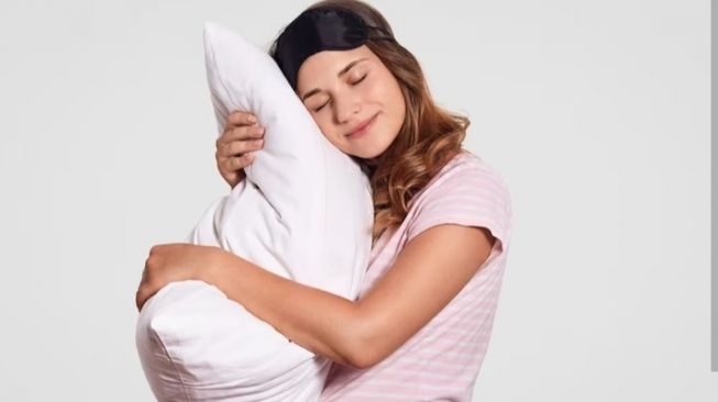 3 Manfaat Tidur Tanpa Bantal Bagi Kesehatan, Bisa Cegah Jerawat dan Kerutan!