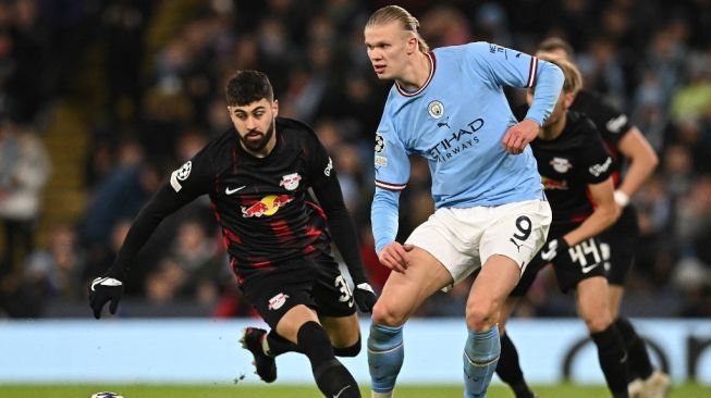 Bek Leipzig Josko Gvardiol (Kiri) bersaing dengan striker Manchester City Erling Haaland selama leg kedua babak 16 besar Liga Champions antara Manchester City vs RB Leipzig di Stadion Etihad di Manchester, Inggris barat laut, pada 14 Maret , 2023.Paul ELLIS / AFP