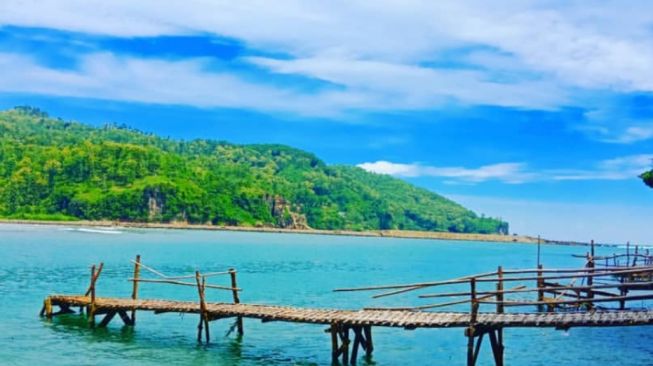 5 Rekomendasi Pantai Hits di Cilacap, Instagramable dan Nuansanya Cakep!
