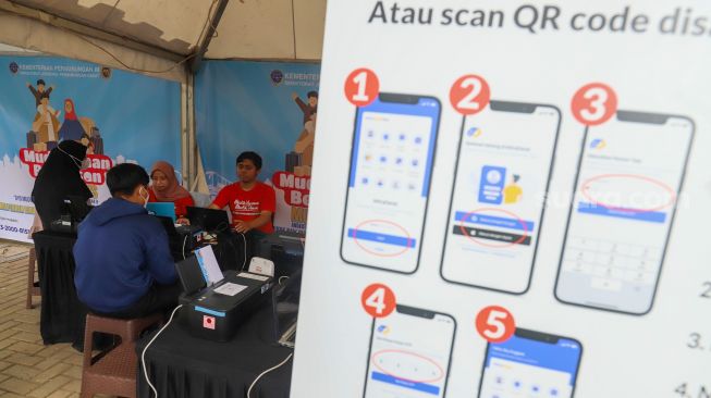 Warga melakukan verivikasi data untuk pendaftaran mudik gratis di Gelanggang Olahraga (GOR) Bulungan, Jakarta Selatan, Rabu (15/3/2023). [Suara.com/Alfian Winanto]