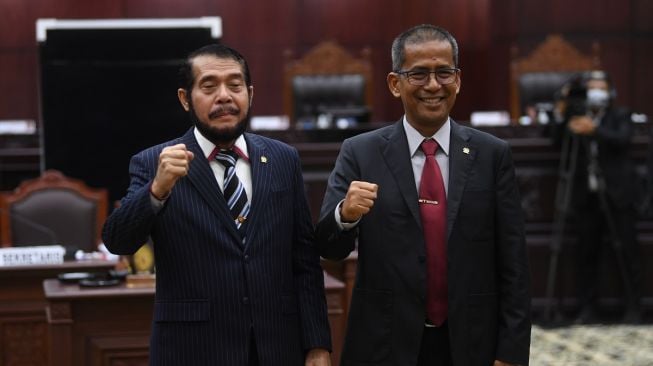 Ketua dan Wakil Ketua Mahkamah Konstitusi terpilih periode 2023-2028 Anwar Usman (kiri) dan Saldi Isra (kanan) berpose usai pemilihan di gedung MK, Jakarta, Rabu (15/3/2023). [ANTARA FOTO/Akbar Nugroho Gumay].