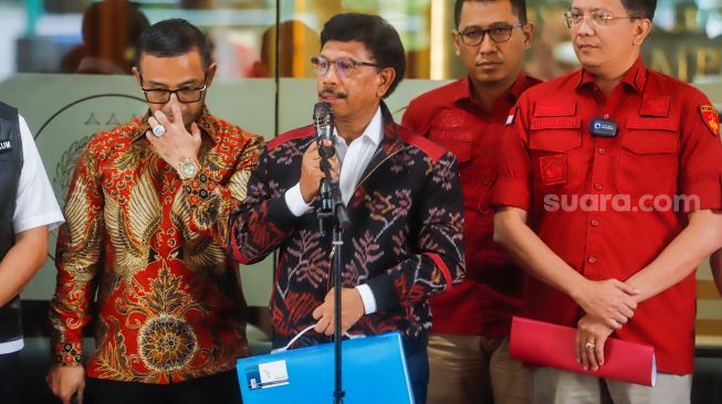 Menteri Komunikasi dan Informatika (Menkominfo) Johnny G Plate (tengah) memberikan keterangan usai menjalani pemeriksaan sebagai saksi di Kejaksaan Agung, Jakarta Selatan, Rabu (15/3/2023). [Suara.com/Alfian Winanto]