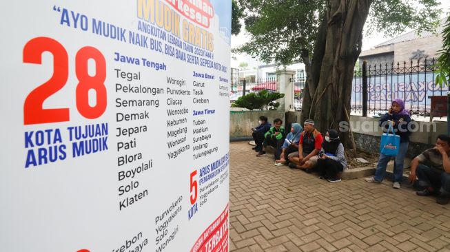 Warga melakukan verivikasi data untuk pendaftaran mudik gratis di Gelanggang Olahraga (GOR) Bulungan, Jakarta Selatan, Rabu (15/3/2023). [Suara.com/Alfian Winanto]