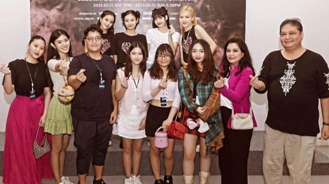 Bikin Heboh, Menteri Airlangga Hartarto dan Keluarga Tembus Foto Bareng Member BLACKPINK, Gunakan Kekuasaan?