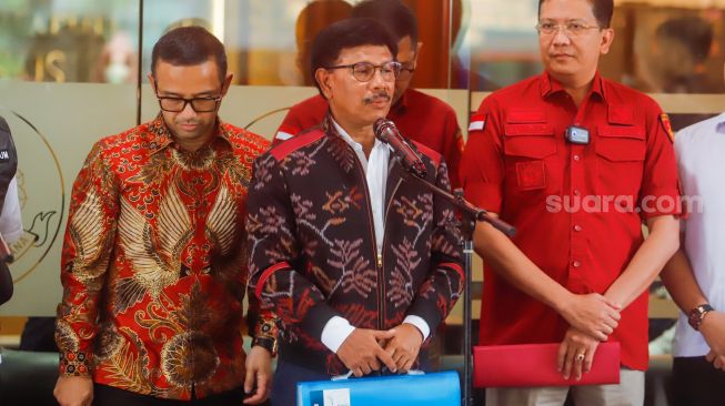 Menteri Komunikasi dan Informatika (Menkominfo) Johnny G Plate (tengah) memberikan keterangan usai menjalani pemeriksaan sebagai saksi di Kejaksaan Agung, Jakarta Selatan, Rabu (15/3/2023). [Suara.com/Alfian Winanto]