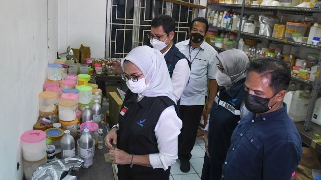 Kepala Badan Pengawas Obat dan Makanan (BPOM) Peni Kusumastuti Lukito (kiri) dan jajarannya menunjukkan bahan kosmetik ilegal berbahaya dalam konferensi pers penggerebekan pabrik kosmetik ilegal di kompleks pergudangan Elang Laut, Kamal Muara, Penjaringan, Jakarta, Kamis (16/3/2023). [ANTARA FOTO/Aditya Pradana Putra].