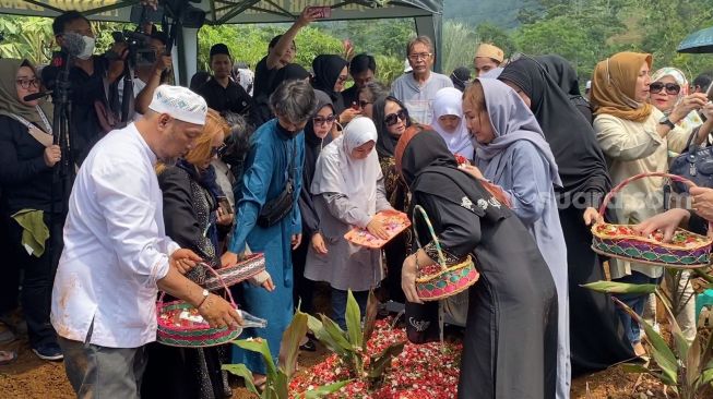 Suasana pemakaman Nani Wijaya di TPU Babakan Madang, Bogor, Jawa Barat, Kamis (16/3/2023). [Suara.com/Adiyoga Priyambodo]