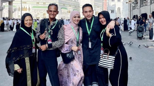 Jenita Janet dan Danu Sofwan menjalankan ibadah umrah bareng orangtua. [Instagram]