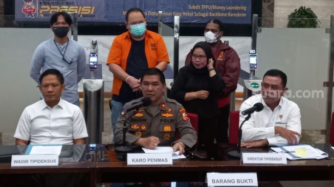 Bos KSP Indosurya, Henry Surya resmi ditahan Bareskrim Polri terkait kasus pencucian uang, Kamis (16/3/2023). (Suara.com/Yasir)