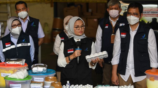 Kepala Badan Pengawas Obat dan Makanan (BPOM) Peni Kusumastuti Lukito (tengah) dan jajarannya menunjukkan bahan dan kosmetik ilegal berbahaya dalam konferensi pers penggerebekan pabrik di kompleks pergudangan Elang Laut, Kamal Muara, Penjaringan, Jakarta, Kamis (16/3/2023). [ANTARA FOTO/Aditya Pradana Putra].