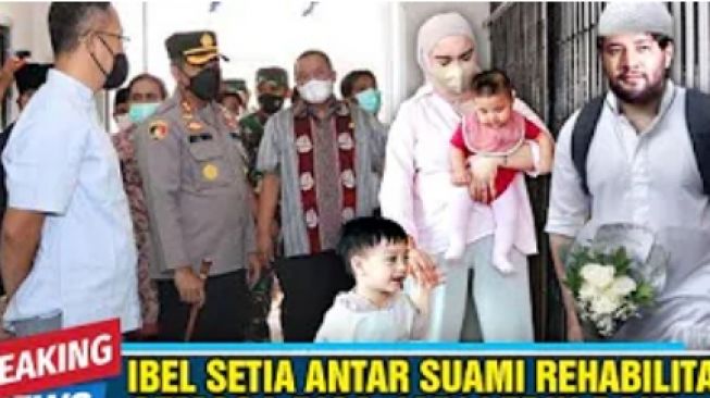 CEK FAKTA: Irish Bella Sambil Gendong 2 Anak Antar Ammar Zoni Direhabilitasi, Benarkah?