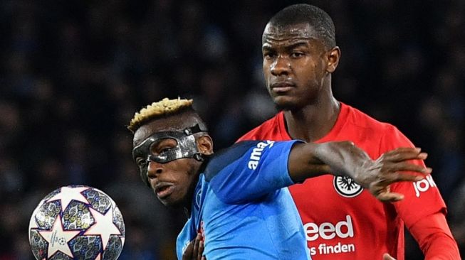 Penyerang Napoli asal Nigeria Victor Osimhen (Kiri) dan bek Frankfurt asal Prancis Evan N'Dicka berebut bola selama pertandingan leg kedua 16 besar Liga Champions antara SSC Napoli vs Eintracht Frankfurt di stadion Diego-Maradona di Naples pada 15 Maret 2023.Tiziana FABI/AFP