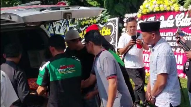 Jenazah Nomo Koeswoyo Tiba di Rumah Duka dari Magelang, Keluarga Berusaha Tegar