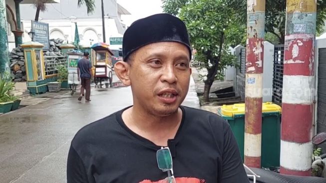 DKM Masjid Jami Nurul Islam Koja, Syaiful Rohman saat bicara soal kasus sengkela lahan masjid antara warga dan ahli waris. (Suara.com/Faqih)