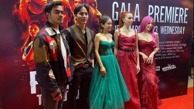 Para bintang film Pulau Terkutuk di acara gala premier yang digelar di CGV Grand Indonesia, Jakarta, Rabu (15/3/2023). [dokumentasi WebTVAsia].