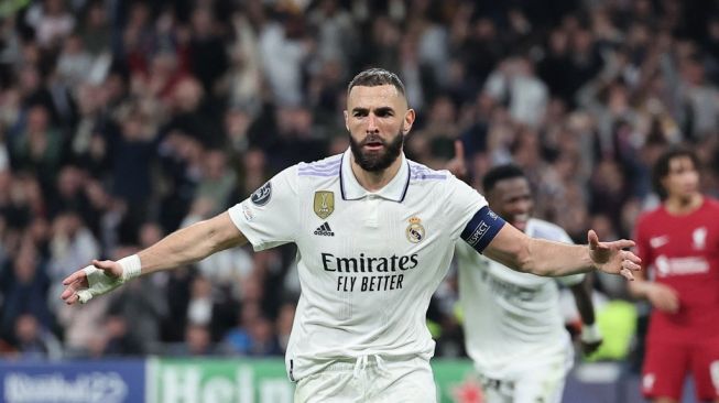 Penyerang Real Madrid asal Prancis Karim Benzema merayakan gol pertama timnya selama pertandingan leg kedua 16 besar Liga Champions antara Real Madrid vs Liverpool FC di stadion Santiago Bernabeu di Madrid pada 15 Maret 2023.Pierre-Philippe Marcou / AFP