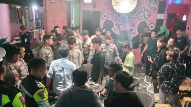 Razia Cafe Malam Hari, Polisi Temukan 8 Wanita Dan 20 Pria Beserta Kondom