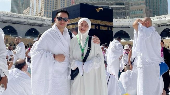 Jenita Janet Menangis Bahagia Bisa Cium Hajar Aswad, Ternyata Inilah Beberapa Keutamaannya