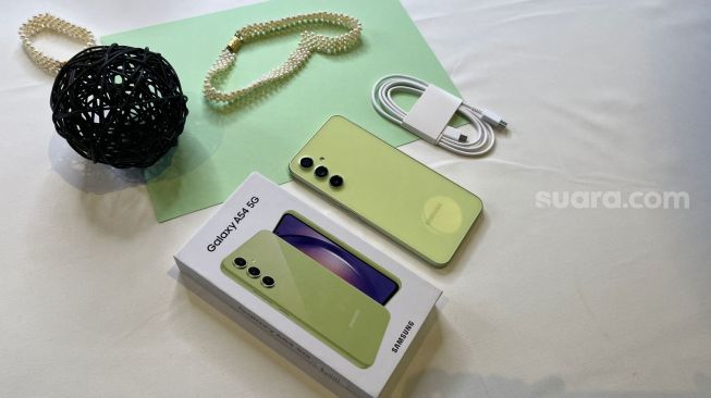 Samsung Galaxy A54 5G resmi diluncurkan di Indonesia, Kamis (16/3/2023). [Suara.com/Dicky Prastya]