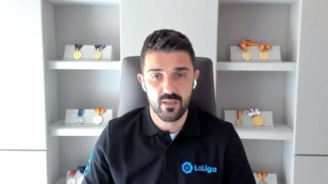 Eks pemain Barcelona, David Villa saat menghadiri acara Virtual Call LaLiga jelang El Clasico yang dihadiri berbagai media internasional termasuk Suara.com pada Rabu (15/3/2023) malam WIB. [Tangkapan Layar Zoom]