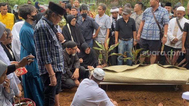 Suasana pemakaman Nani Wijaya di TPU Babakan Madang, Bogor, Jawa Barat, Kamis (16/3/2023). [Suara.com/Adiyoga Priyambodo]