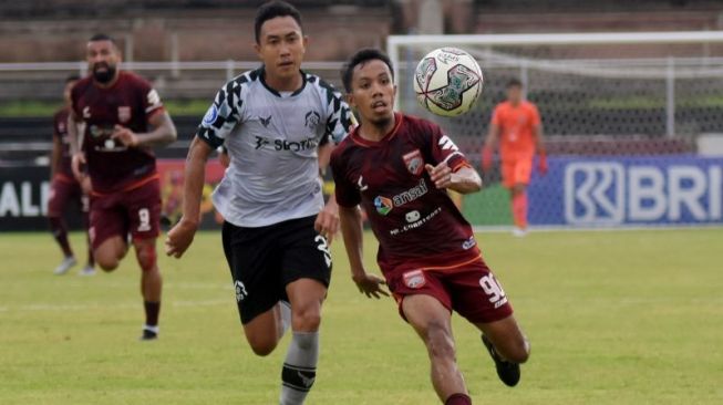 Winger Borneo FC, Muhammad Sihran (kanan). [ANTARA FOTO/Nyoman Hendra Wibowo]