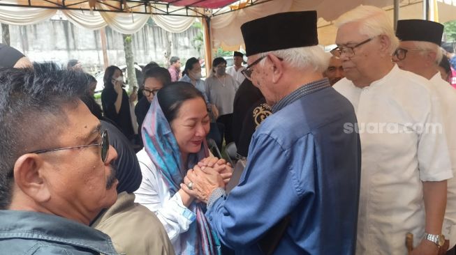 Chicha Koeswoyo diberikan dukungan oleh para pelayat di acara pemakaman sang ayah,  Nomo Koeswoyo di TPU Jeruk Purut, Jakarta Selatan, Kamis (16/3/2023). [Rena Pangesti/Suara.com]
