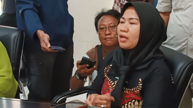 Humas Yayasan Miftahul Ulum Kota Cirebon Elis Suswati memberi keterangan kepada media di Cirebon, Jawa Barat, Kamis (16/3/2023). (ANTARA/Khaerul Izan)