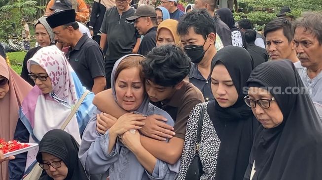 El funeral de Nani Wijaya en Babakan Madang TPU, Bogor, West Java, el jueves (16/3/2023). [Suara.com/Adiyoga Priyambodo]