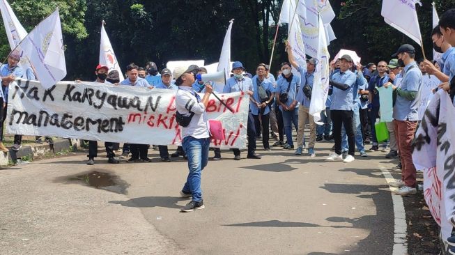 Pekerja Transmart Demo: Lembur Tidak Dibayar, Ibu Hamil Kena PHK