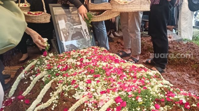 Pemakaman Nomo Koeswoyo di TPU Jeruk Purut, Jakarta Selatan, Kamis (16/3/2023). [Rena Pangesti/Suara.com]