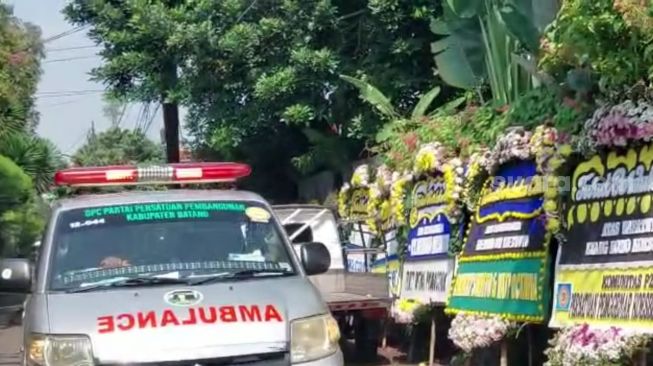 Jenazah Nomo Koeswoyo Tiba di rumah duka kawasan Lebak Bulus, Jakarta Selatan pada Kamis (16/3/2023) [Suara.com/Rena Pangesti]