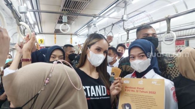 Cinta Laura Rela Berdesakan Naik KRL Demi Tahu Fenomena Pelecehan Seksual di Transportasi Umum, Apa Hasilnya?