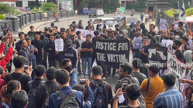 Aksi mahasiswa dan warga Malang usai sidang vonis Tragedi Kanjuruhan [Foto: Beritaatim]